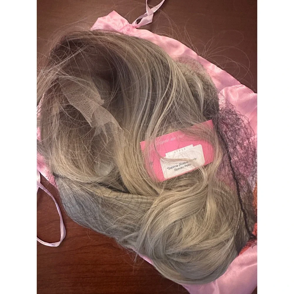 NWT - CSC - Chelsey Smith Cosmetics - Sabrina Rooted Sandy Blonde Petite Wig New